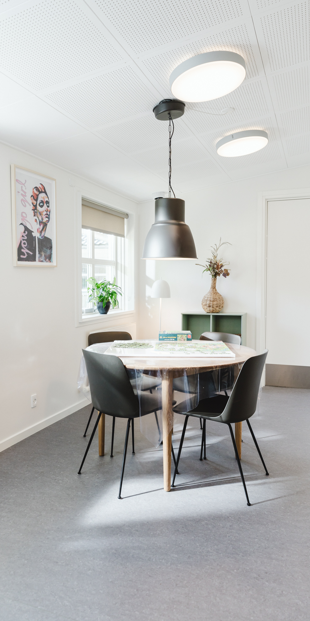 Bord med puslespil i opholdsrum