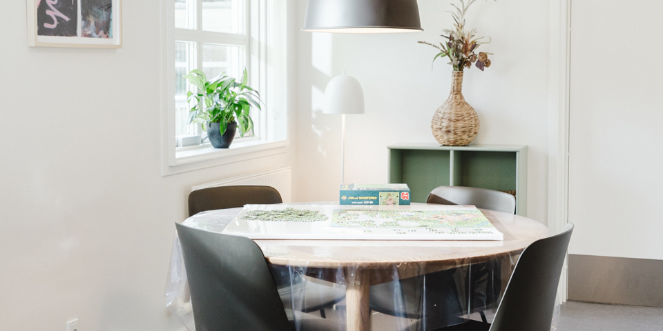 Bord med puslespil i opholdsrum