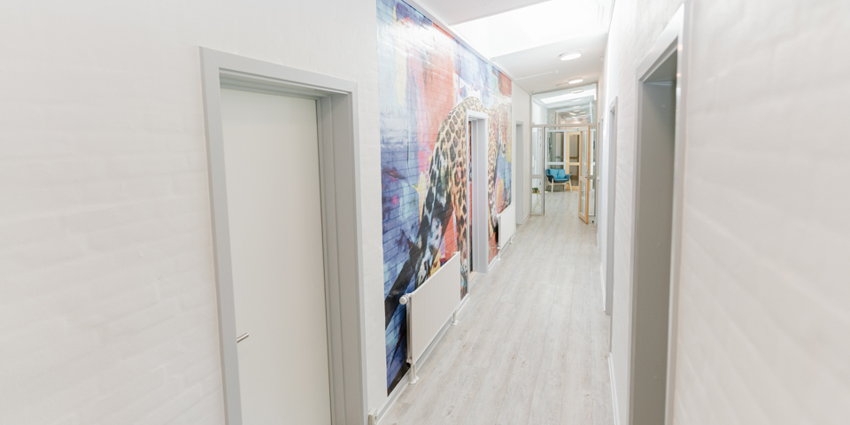 Gang med vægmaleri i Pomonahuset