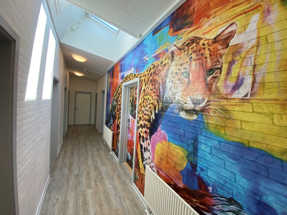 Gang med vægmaleri i Ungehuset