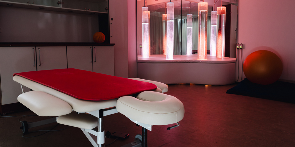 Wellnessrum med massagebænk og sanserør med bobler